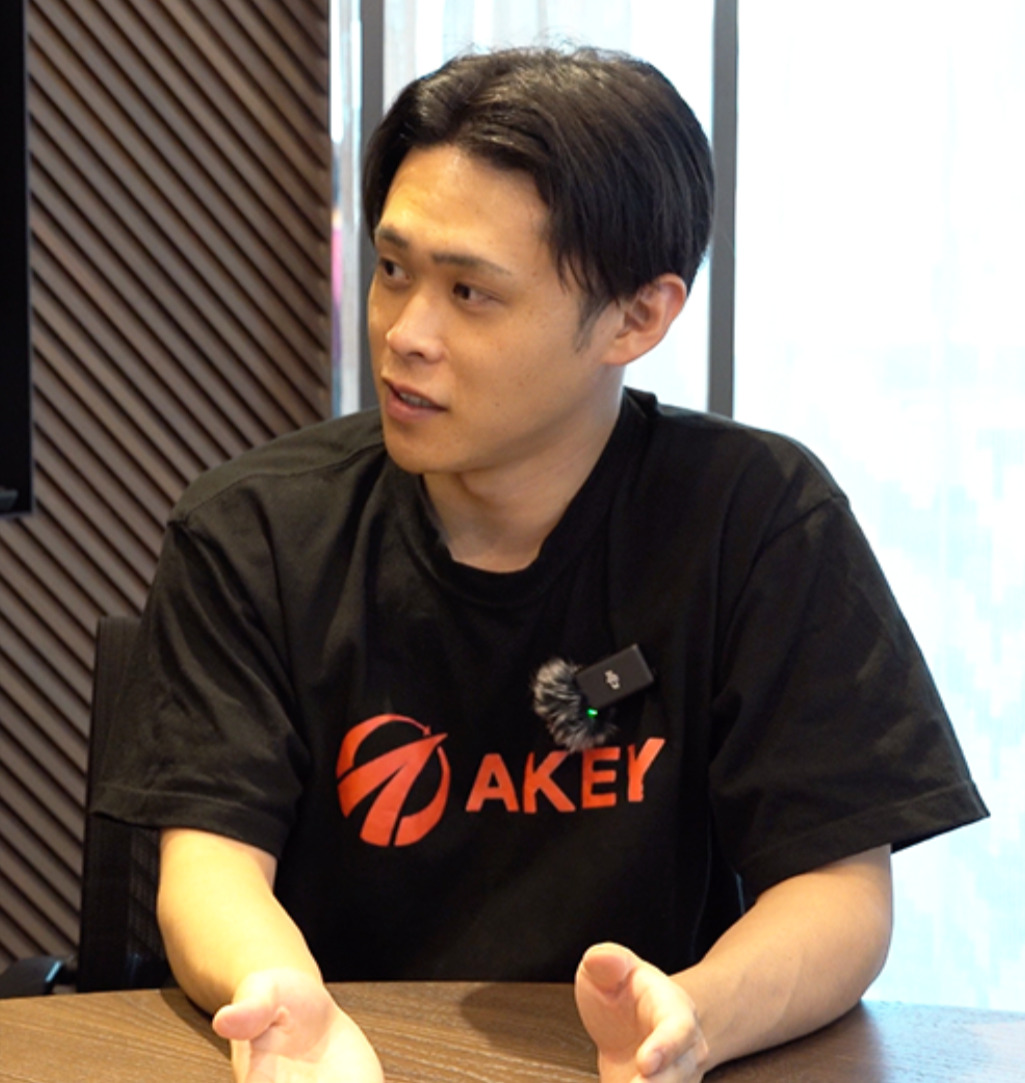 ダウンロード 94 - もちまる日記の飼い主が顔バレして秋山吏功と判明？結婚相手は誰？