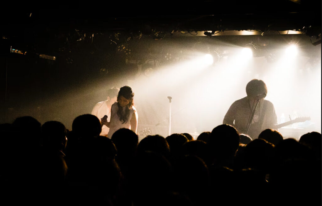 28fd8dba 0c6c 4aed b473 8fa9865ec5d4 - ヨルシカsuisとn-bunaの顔バレ画像！顔出ししない理由は？ライブでは顔出ししてる？