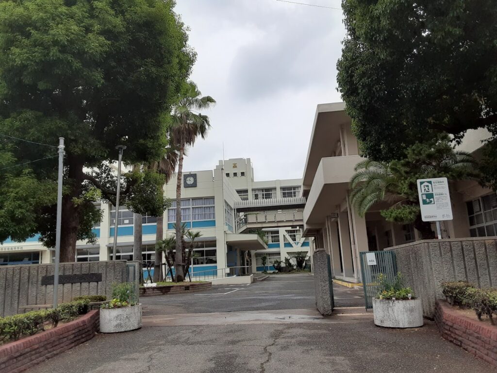 あいみょんの本名は森井愛美!身長は逆サバで実家が金持ち? 兵庫県西宮県立南高等学校 - あいみょんの本名は森井愛美!身長は逆サバで実家が金持ち?