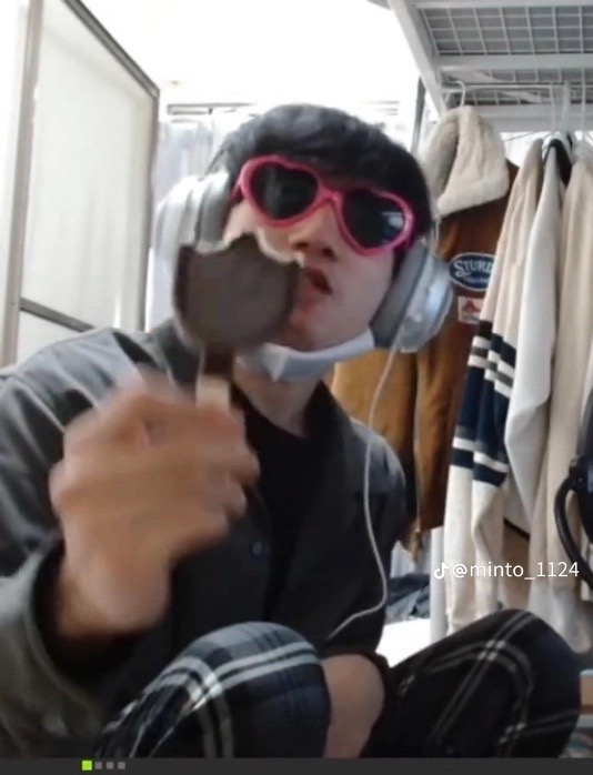 wKVDWP9 - あかさかの箱が事故で顔バレ？本名は赤坂雄介で年齢は何歳？おかんは兄弟なの？